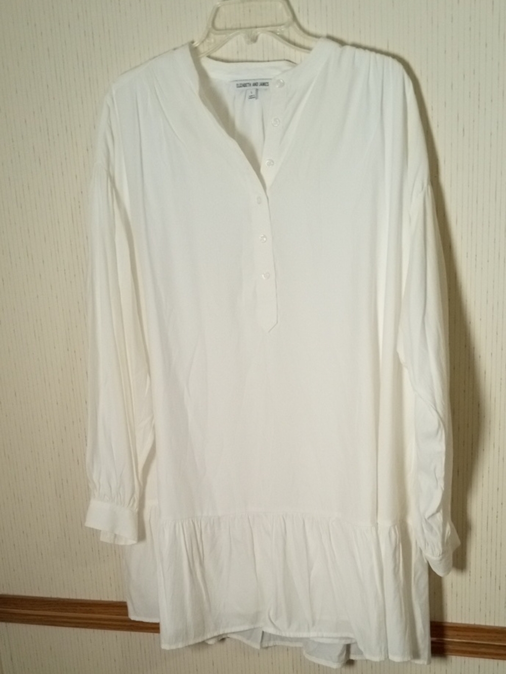 Elizabeth and James White Blouse/Tunic. Minimalist, Causal, Comfort, Closet Stap
